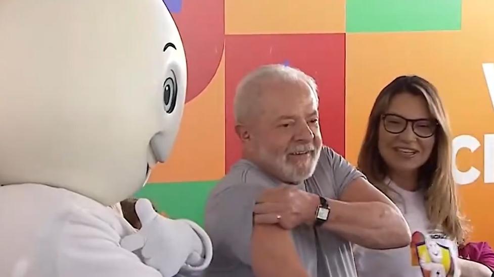 Presidente Lula levanta camisa para receber vacina