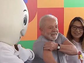 Presidente Lula levanta camisa para receber vacina