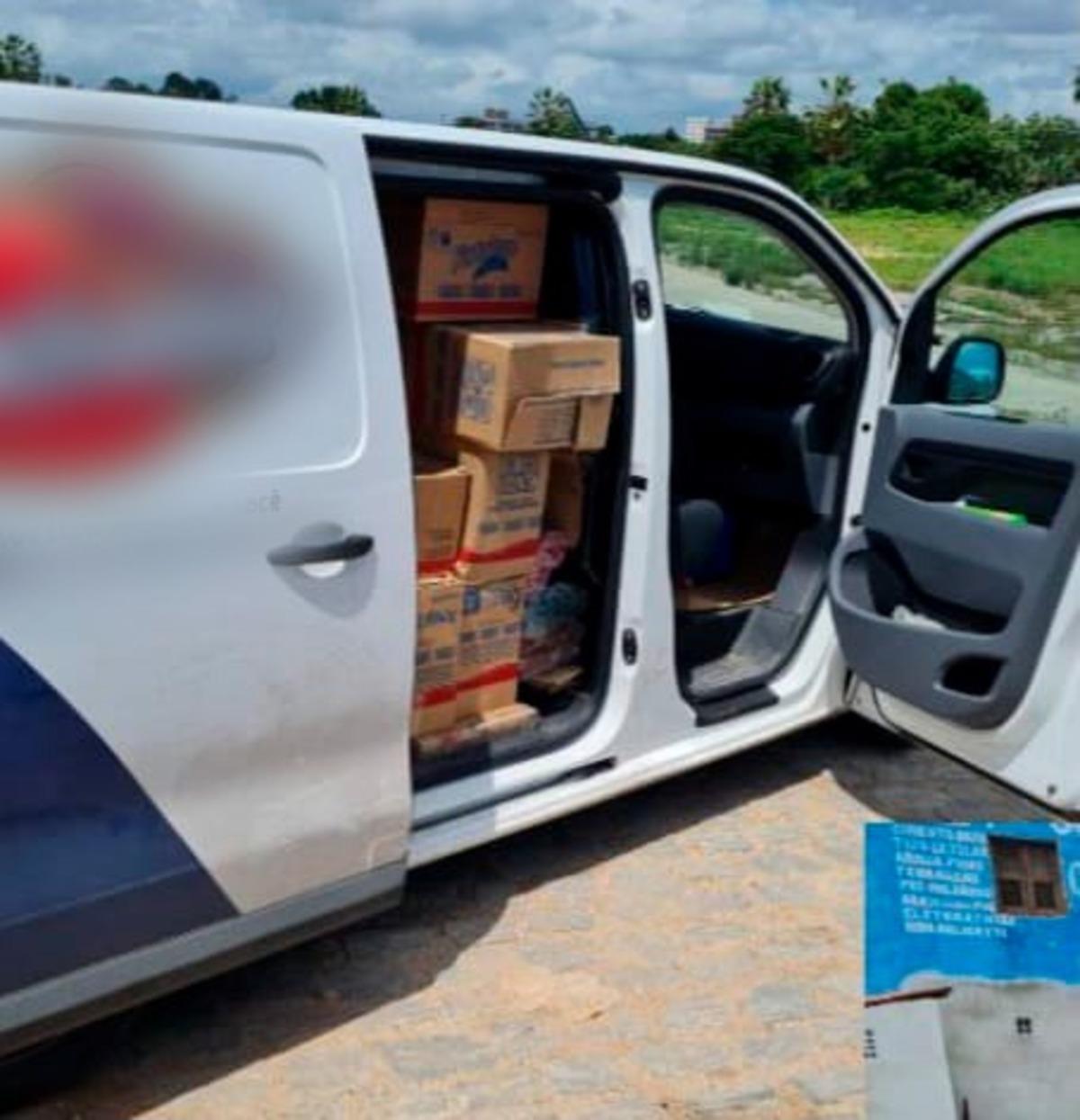 furgão que foi recuperado com carga de biscoitos e massa