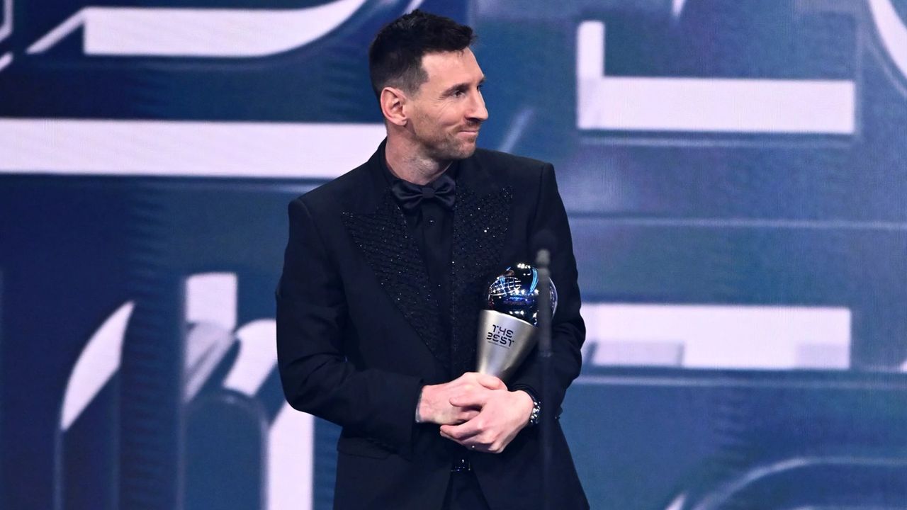 Lionel Messi com o prêmio The Best. (Foto: FIFA)
