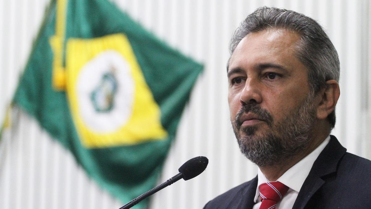 Elmano enviou matéria para a Alece que altera promoção de PMs e Bombeiros