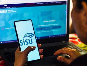 Nesta foto ilustrativa, a logo do Sisu é exibida na tela de um notebook e de um celular