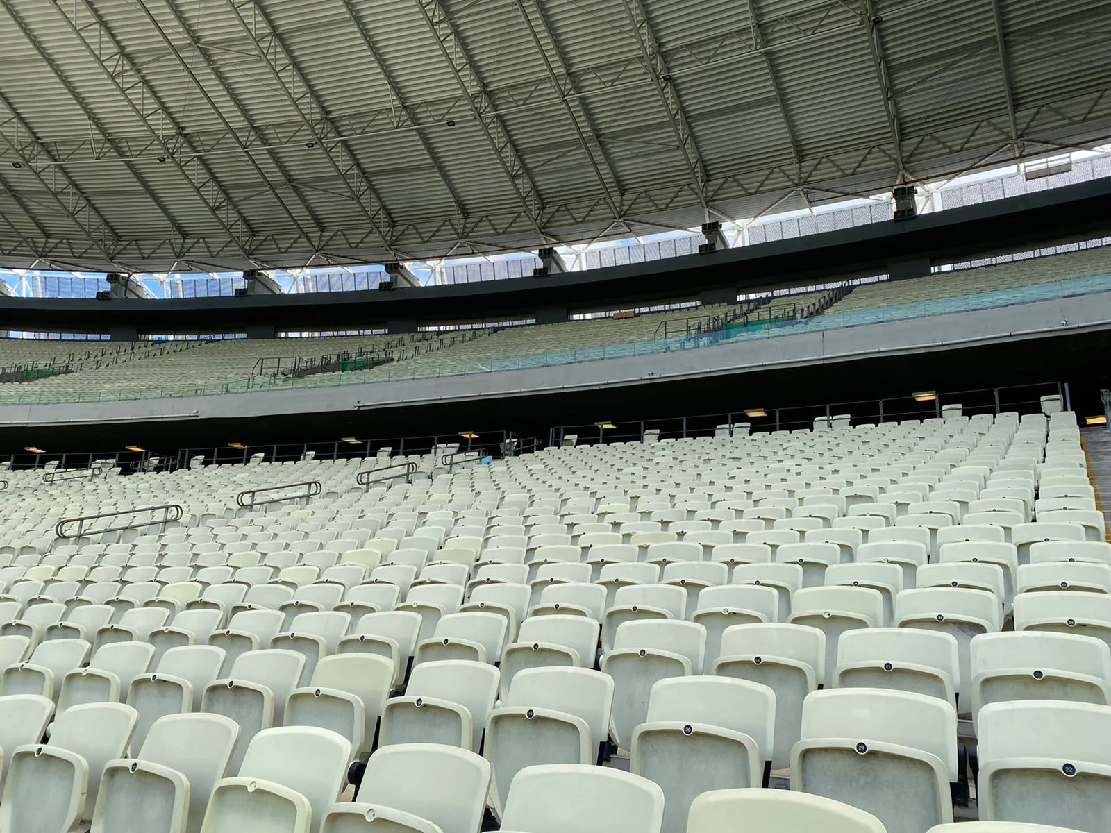 Após três meses de reforma, Arena Castelão foi entregue nesta terça-feira.