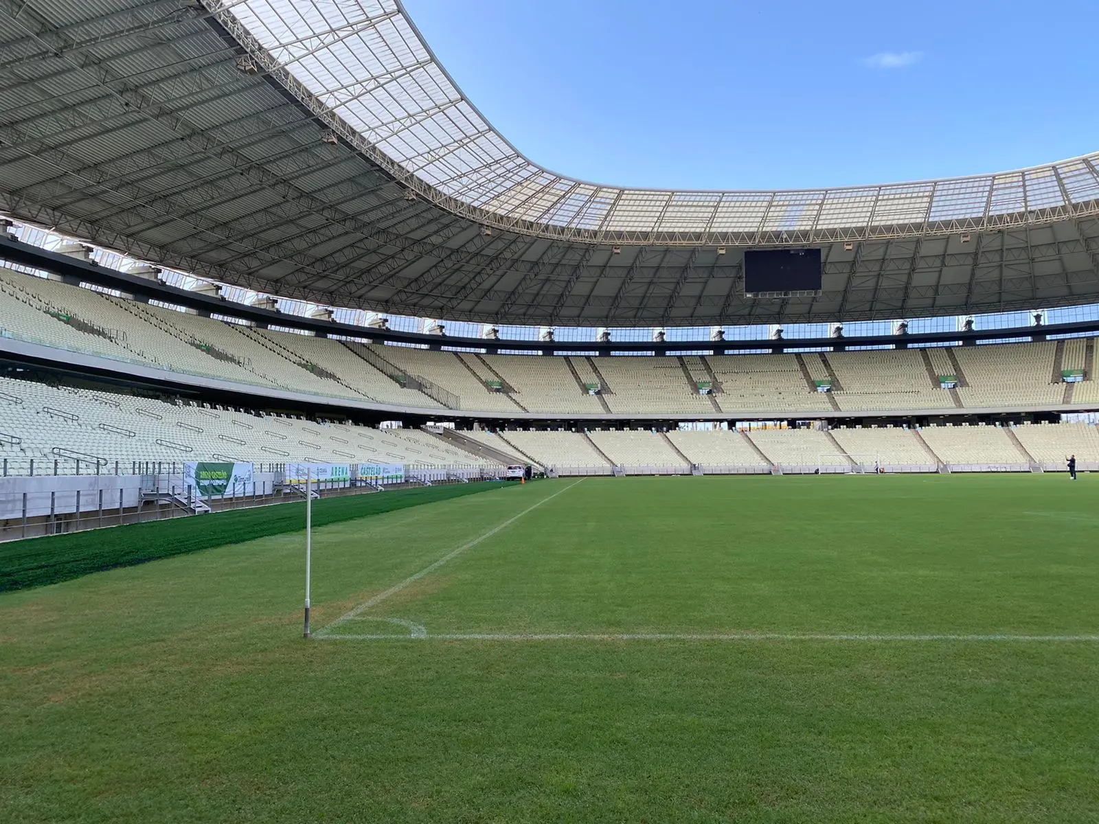 Imagem mostra gramado da Arena Castelão.