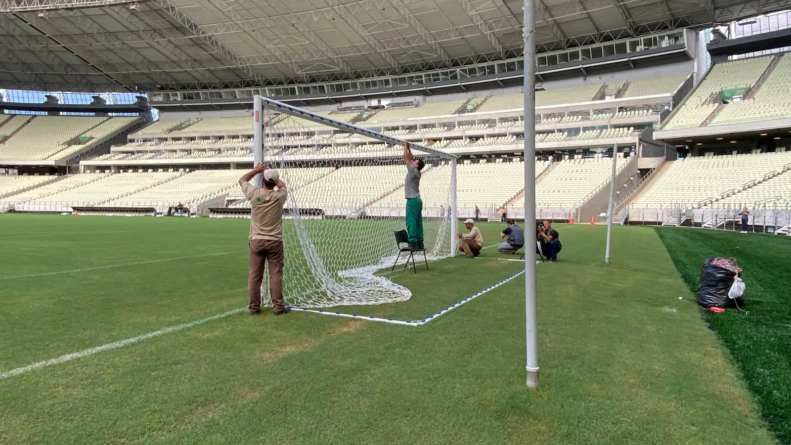 Imagem mostra homens trocando rede