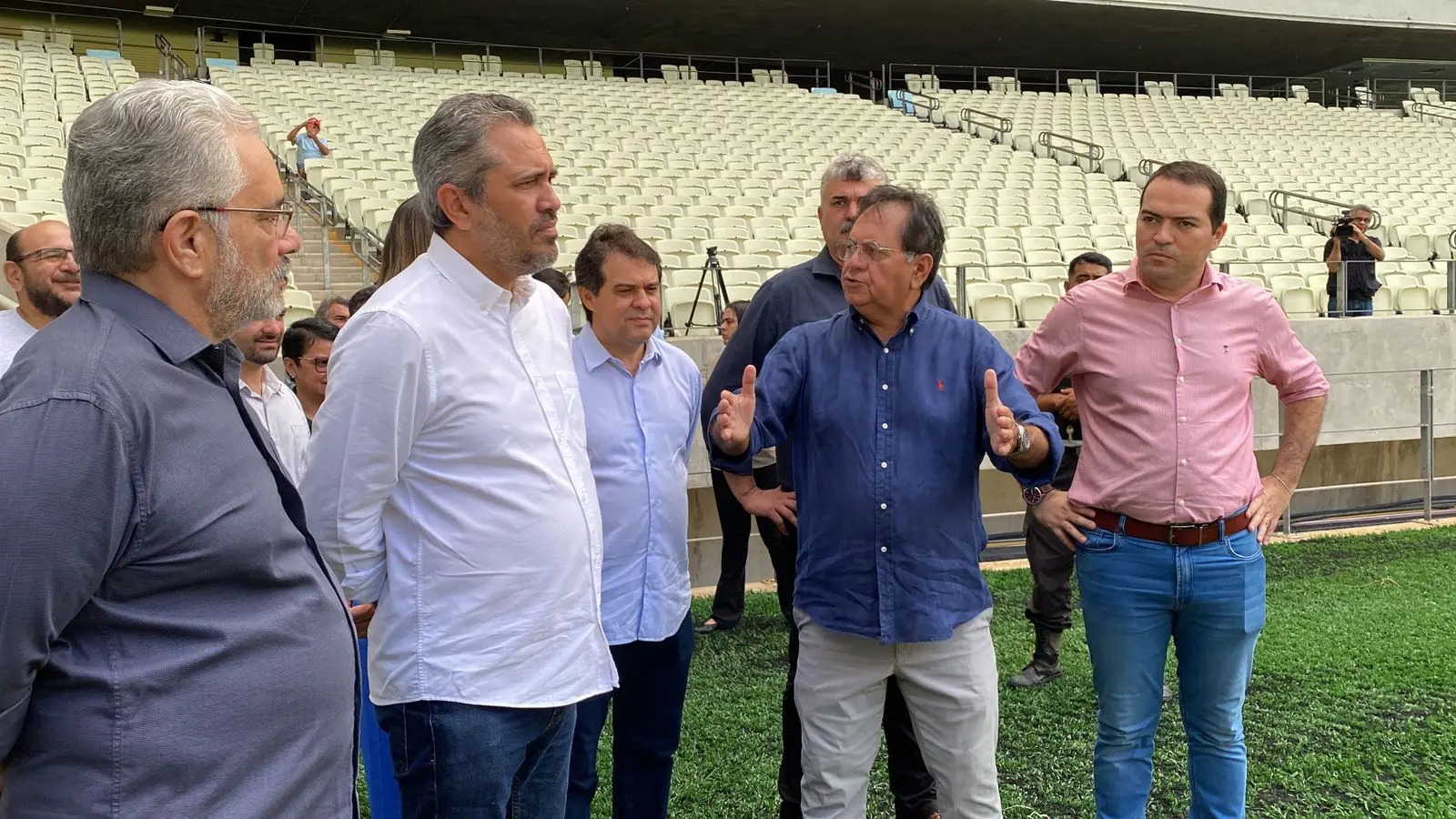 Imagem mostra autoridades do estado do Ceará e de clubes