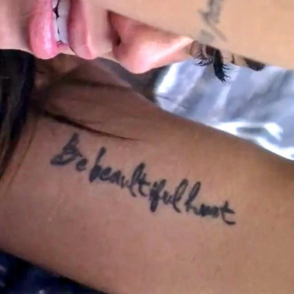 Tatuagem de Key Alves viraliza por ter erros de inglês