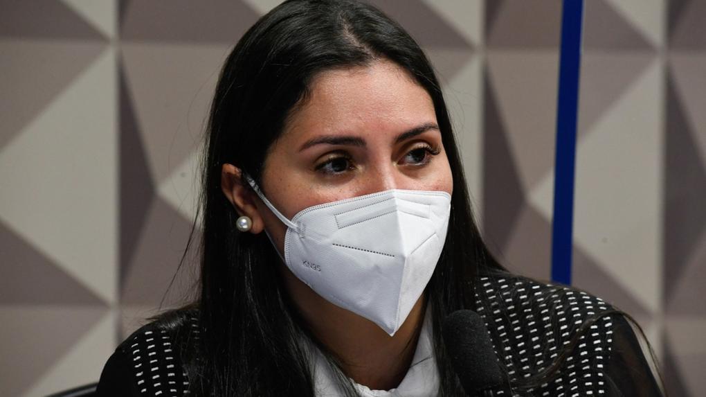 A advogada Bruna Morato usando uma máscara tipo PFF2