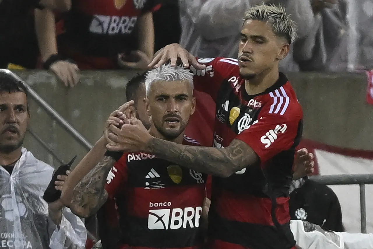 Arrascaeta fez o gol que levou o jogo para os pênaltis, mas perdeu sua cobrança