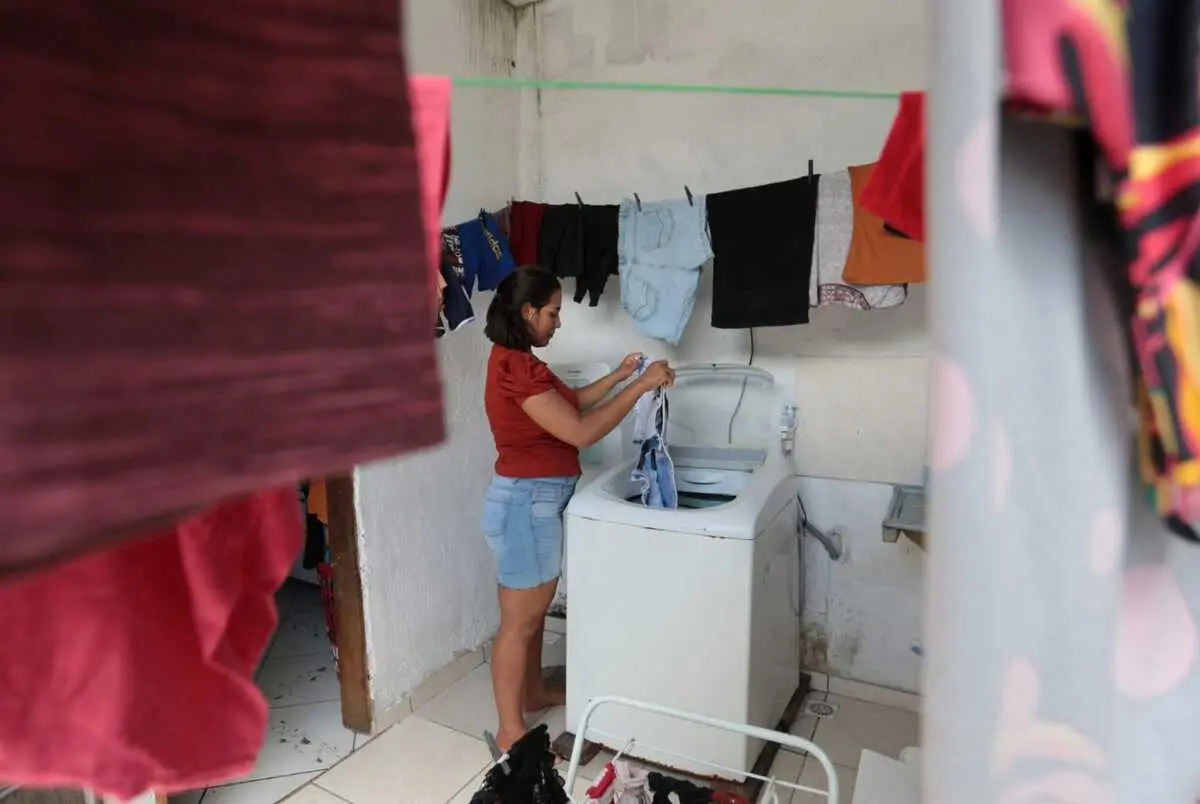 Dona de casa trabalhando