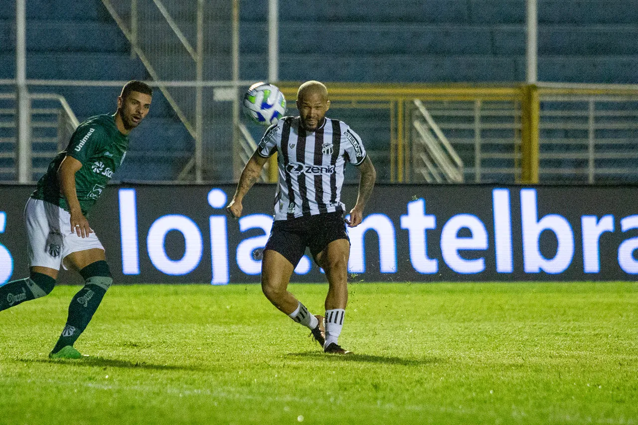 Vitor Gabriel fez boa partida e marcou um golaço