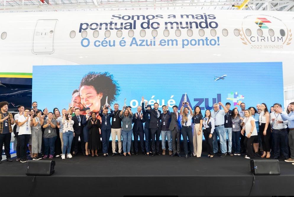 Colaboradores da Azul celebrando título de mais pontual do mundo