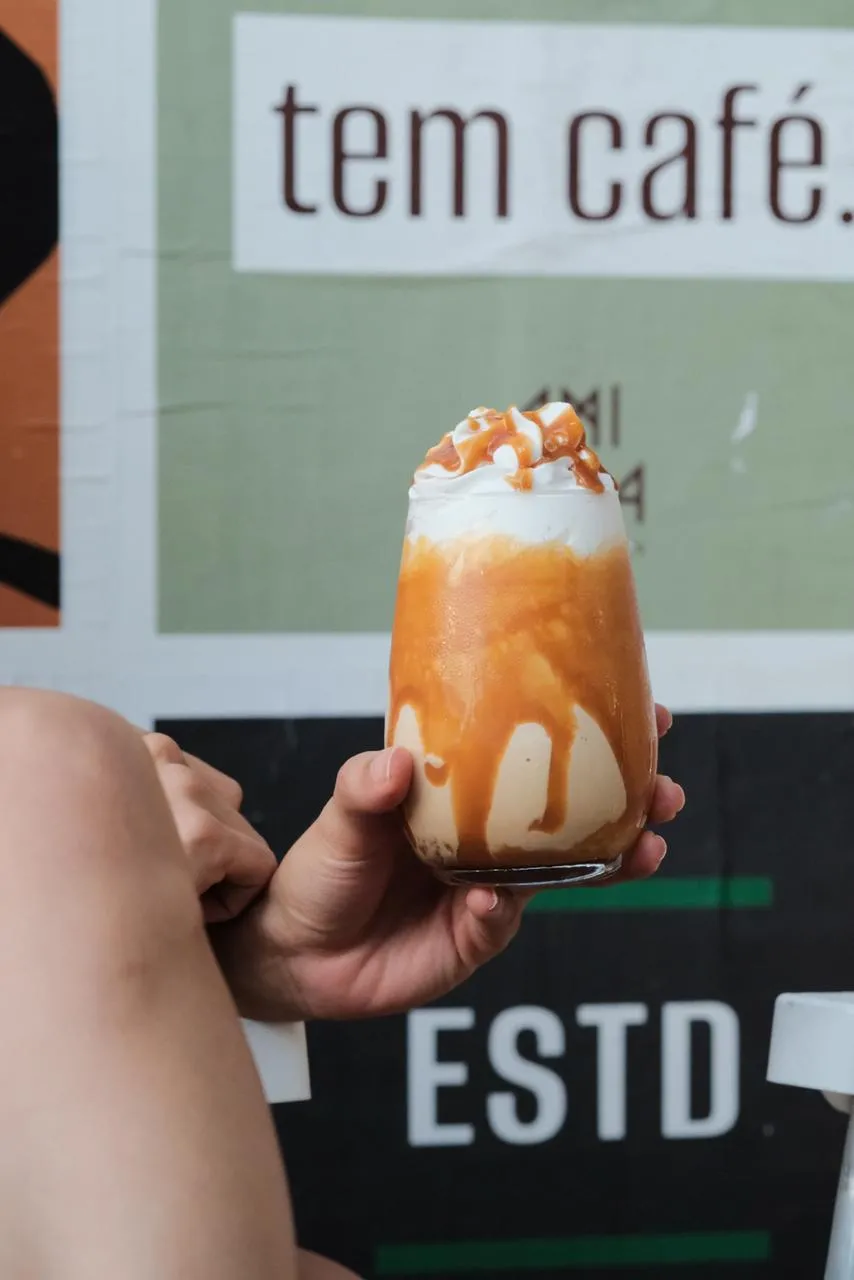 Caramelo Salé leva espresso, leite, gelo, caramelo salgado artesanal e chantilly