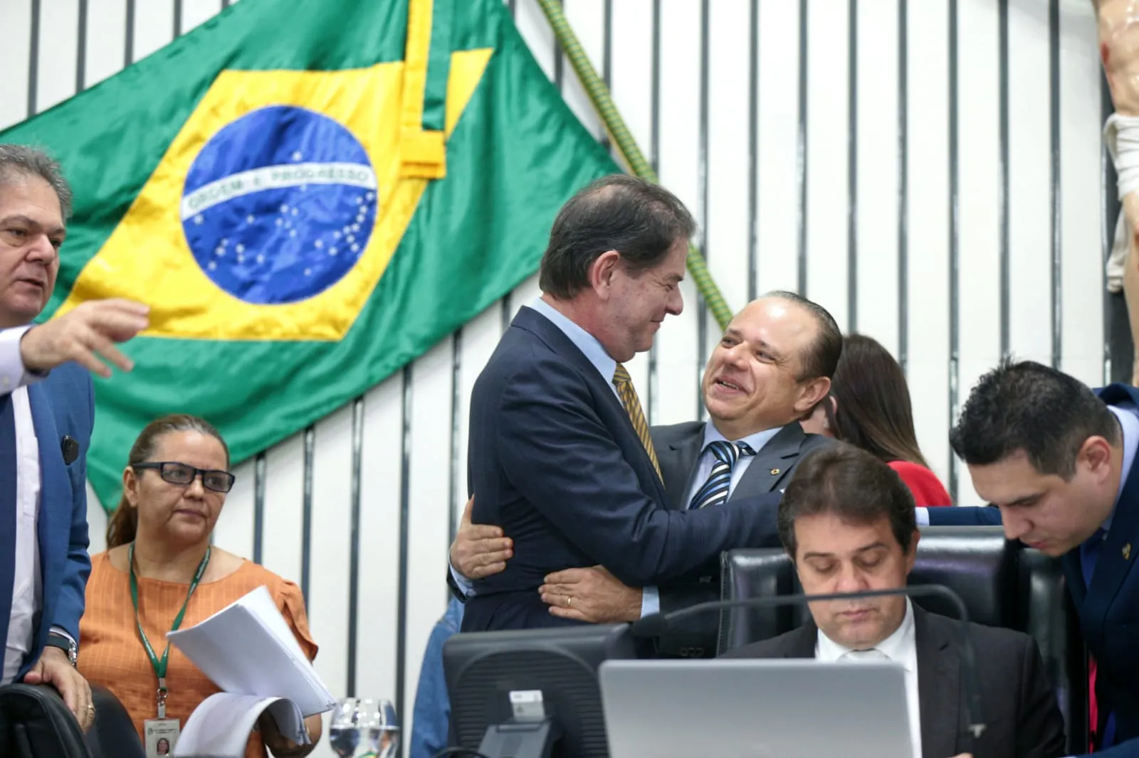 O deputado Cláudio Pinho, aliado do ex-prefeito Roberto Cláudio, foi até a Mesa Diretora cumprimentar Cid