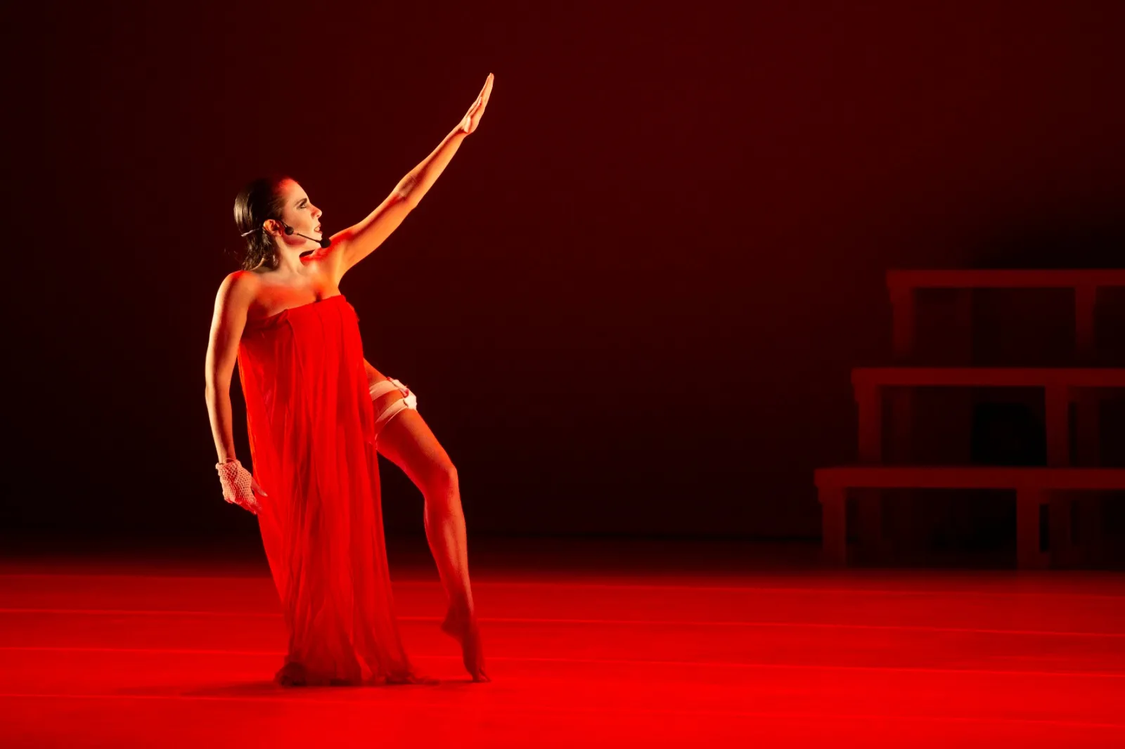 A artista se apoia em textos teóricos (como o livro O Corpo Impossível, da pesquisadora Eliane Robert Moraes) e na sua própria biografia para criar, em cena, um misto de depoimento e cenas performáticas