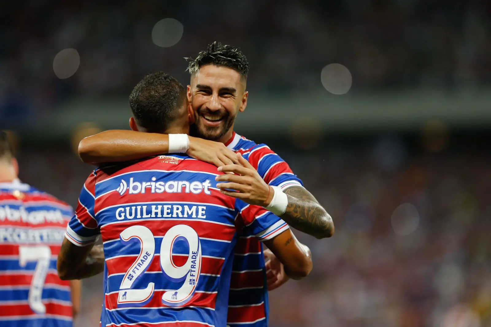 Atleta do Fortaleza comemora gol