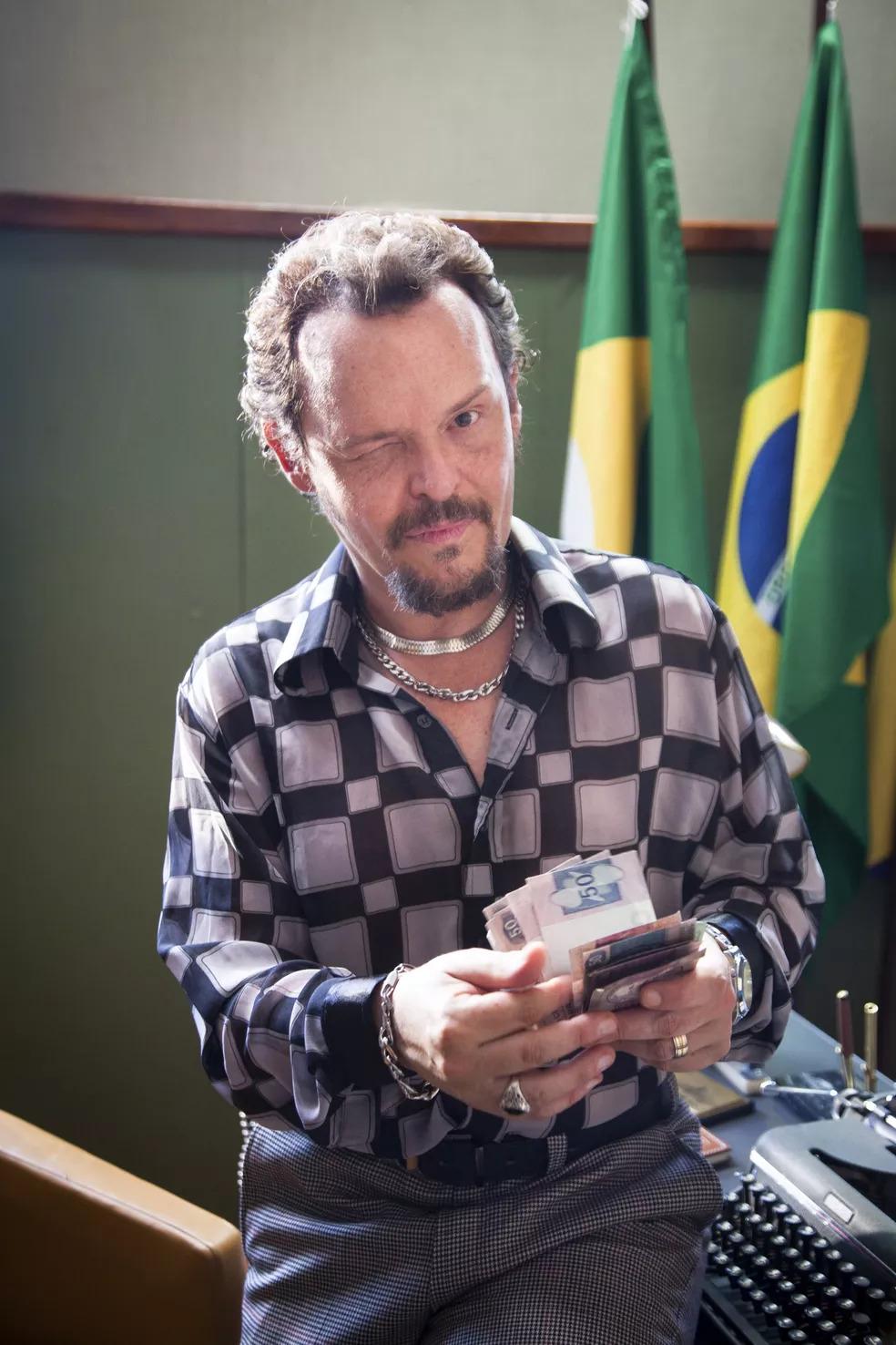 Matheus Nachtergaele caracterizado como 'Olegário' na série 'Cine Holliúdy' da TV Globo