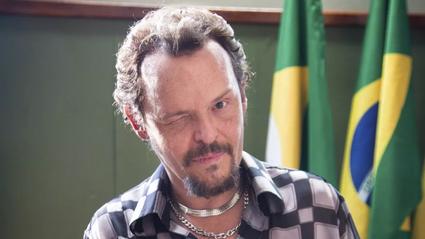 Matheus Nachtergaele caracterizado como 'Olegário' na série 'Cine Holliúdy' da TV Globo