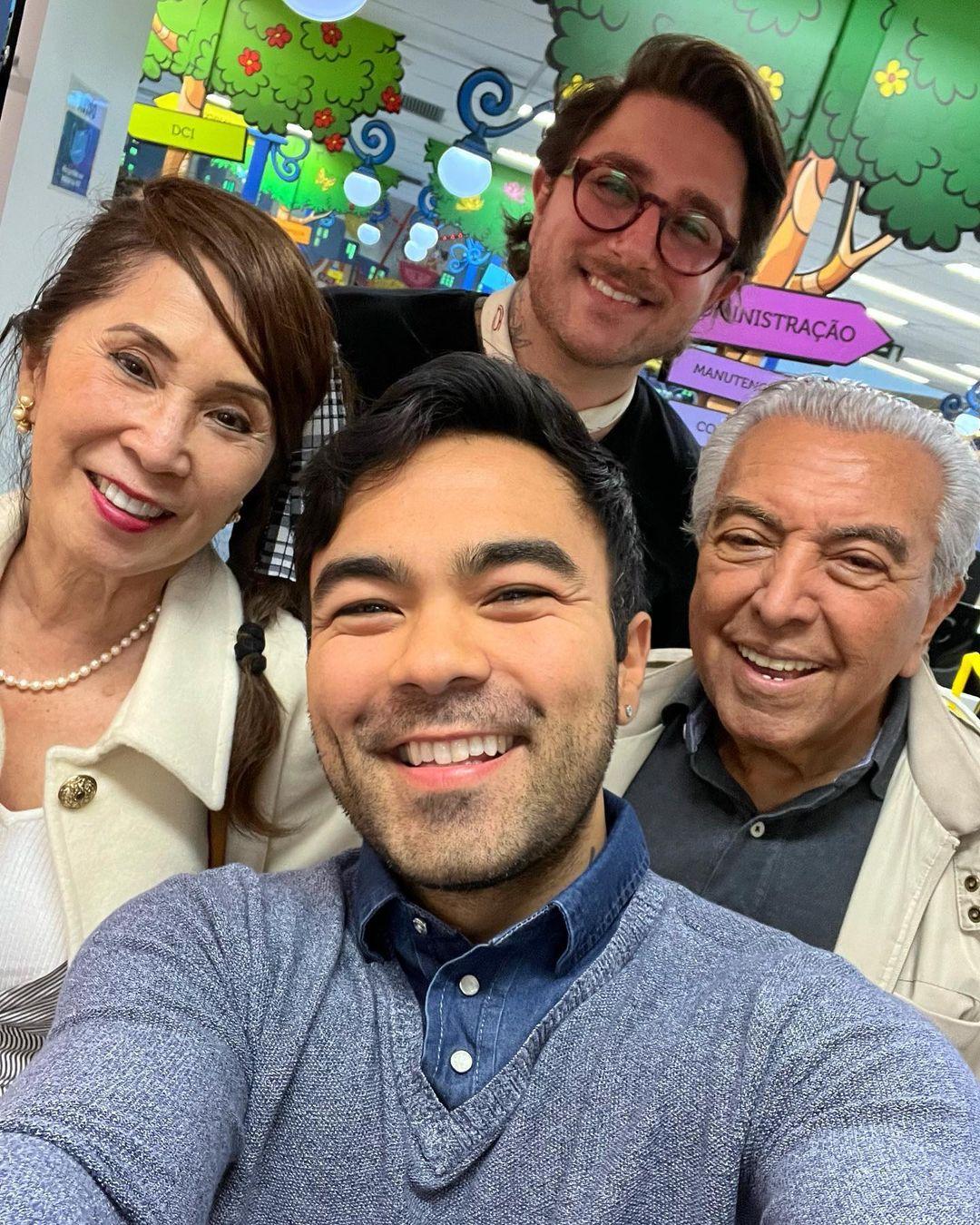 esta é uma imagem do cartunista Mauricio de Sousa com a família