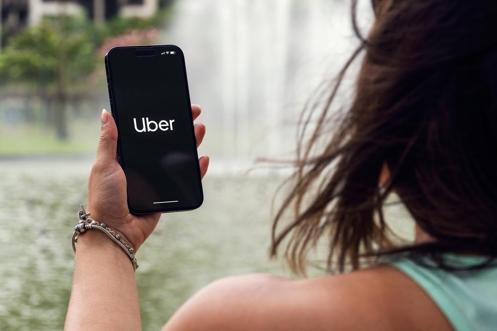 Mulher solicitando Uber