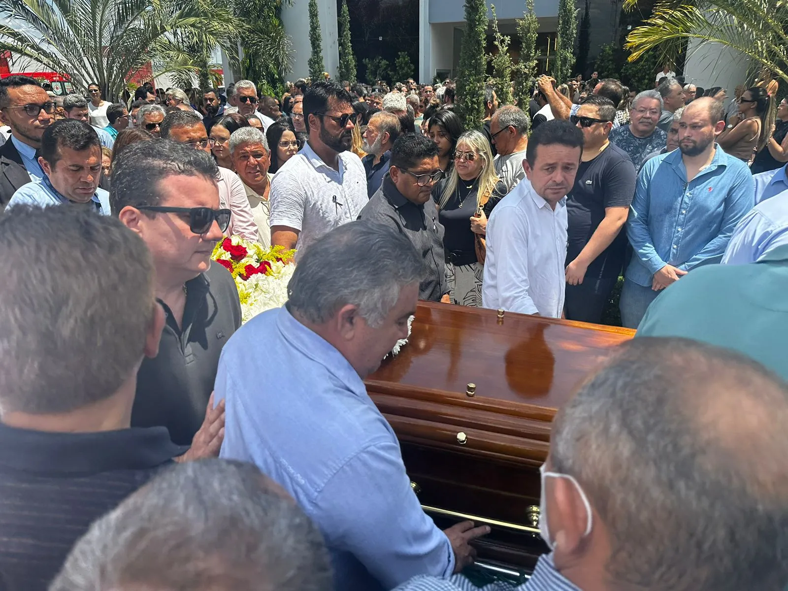 Familiares e amigos se despediram de Yanny Brena neste sábado (4)