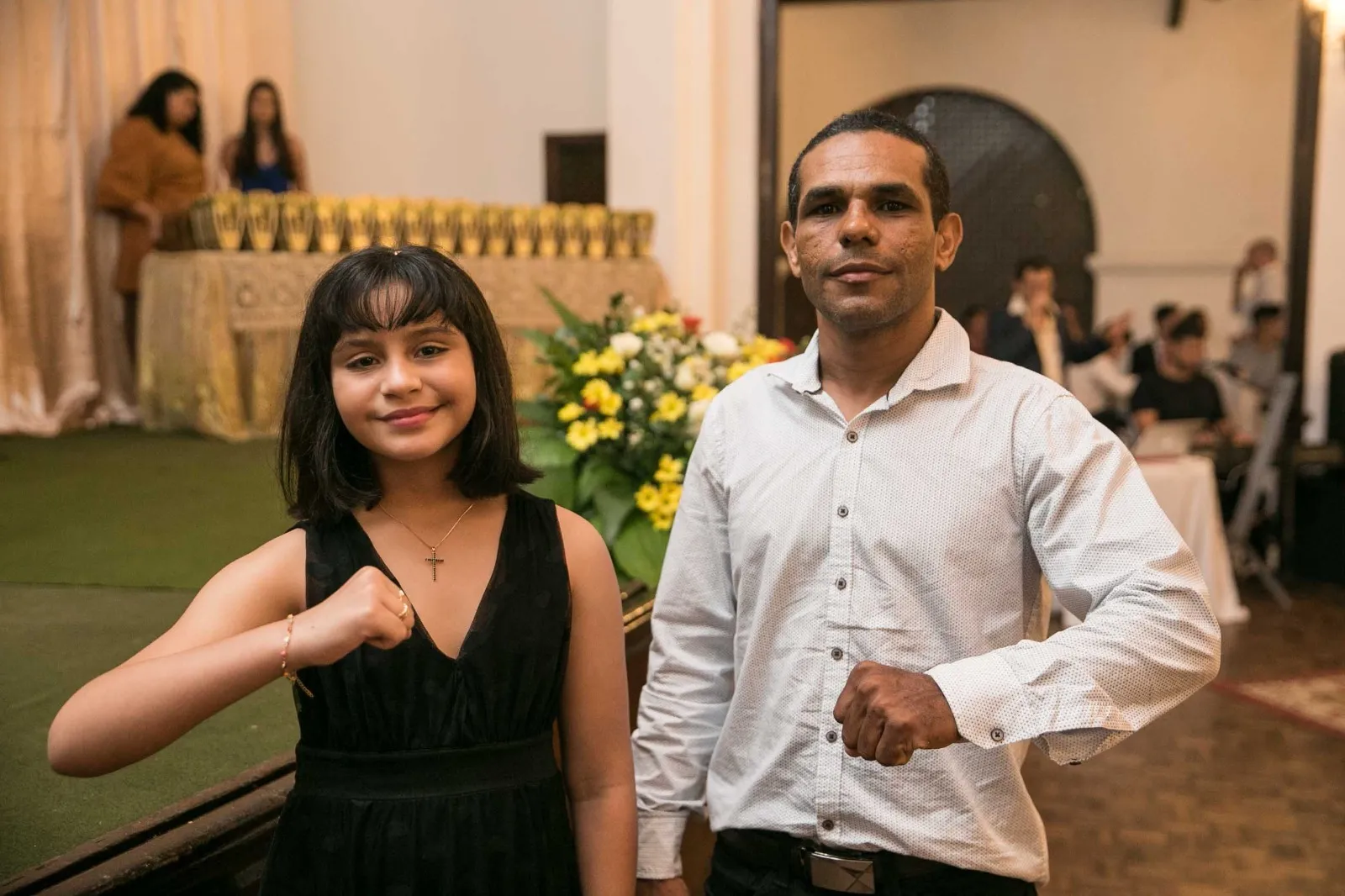 A carateca Maria Luiza e o professor Auricélio Oliveira.