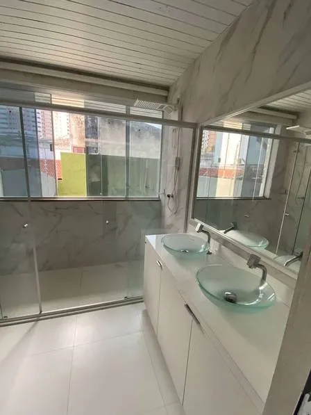 Casa possui quatro quartos, sendo uma sauíte, e quatro banheiros.