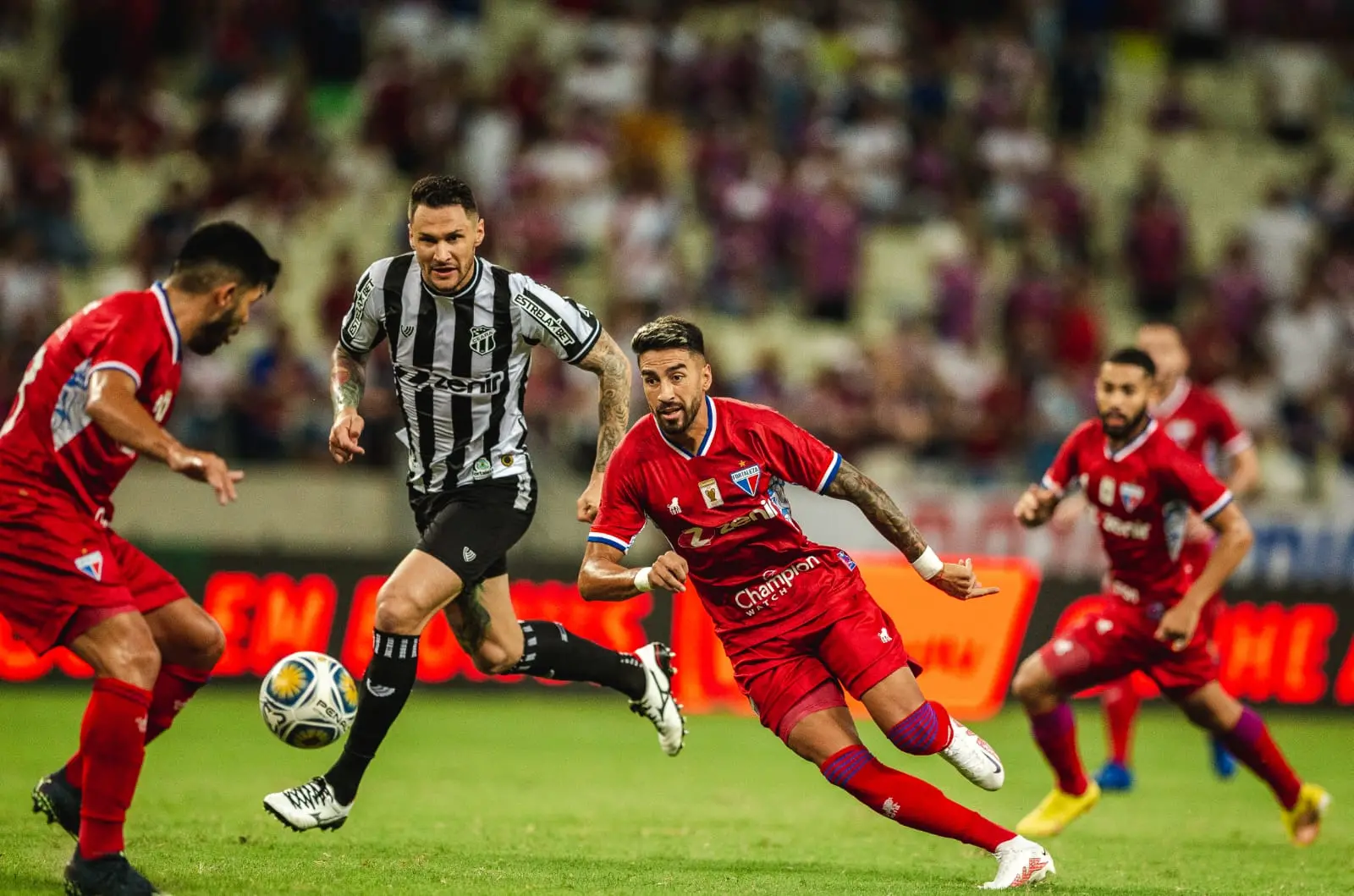 Atletas disputam bola no Clássico-Rei