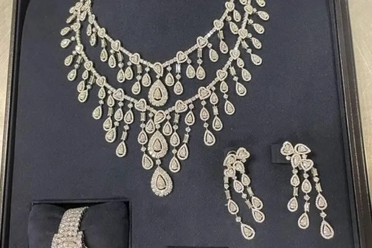 Conjunto de joias e relógio avaliado em R$ 16,5 milhões e seria para a ex-primeira dama Michelle Bolsonaro