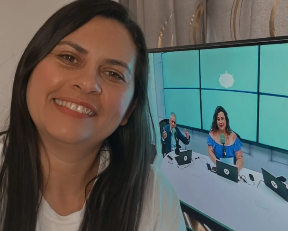 Shandynha Batista acorda bem cedo nos Estados Unidos para se atualizar sobre as notícias do Ceará