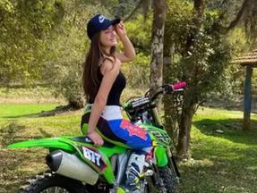 Gabriela Valentini posa para foto com moto de velocidade