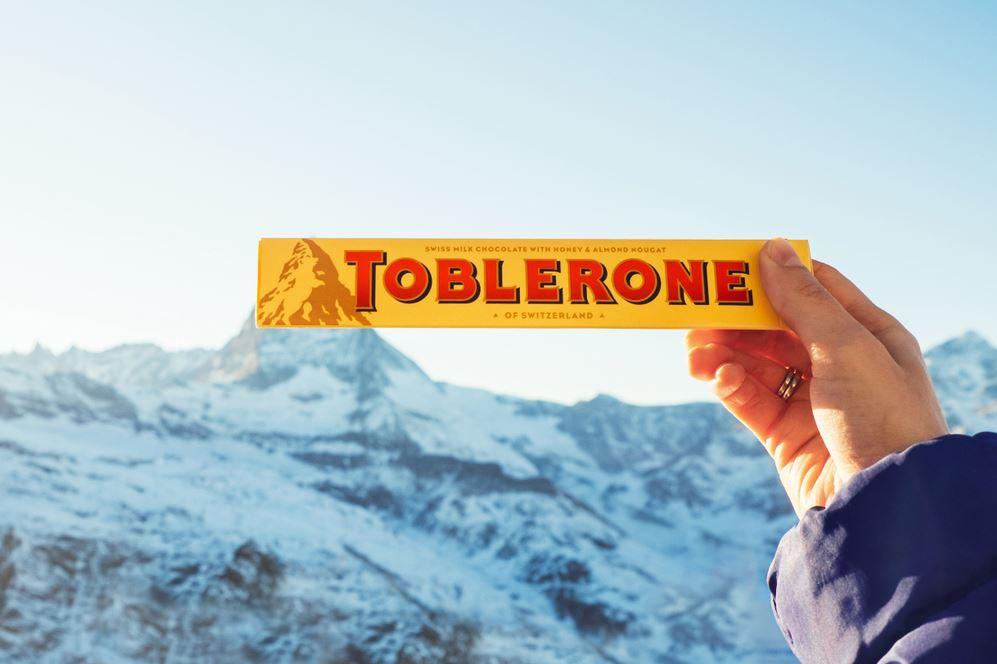 chocolate Toblerone e, ao fundo, a montanha suíça