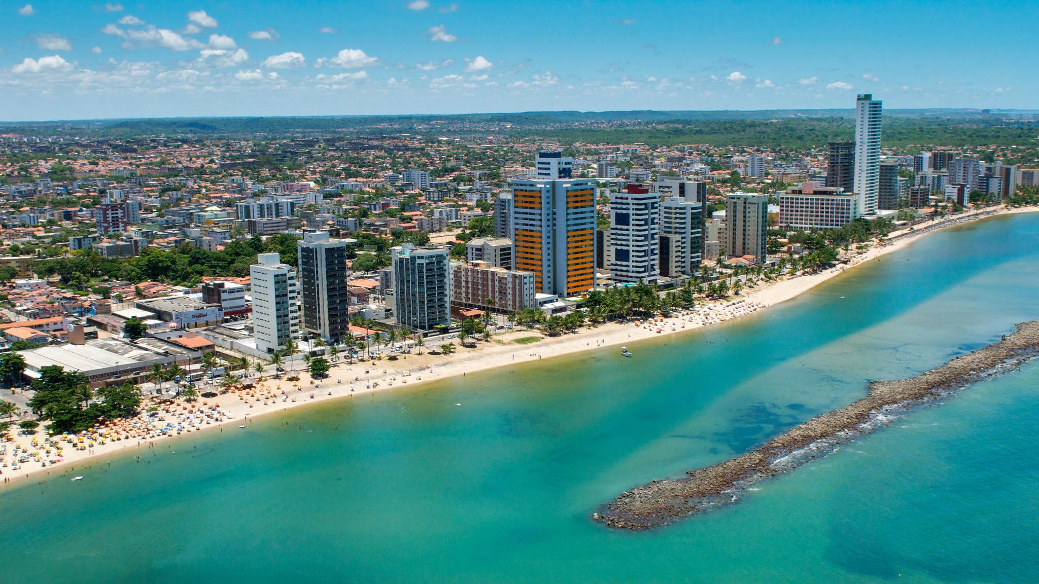 Sem perceber, banhista nada ao lado de tubarão em praia de Fortaleza, Ceará