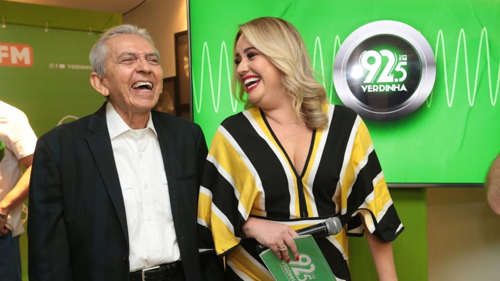 Tom Barros e Denise Santiago durante evento ao vivo de migração da Rádio Verdes Mares da frequência AM para FM, em 7 de março de 2024