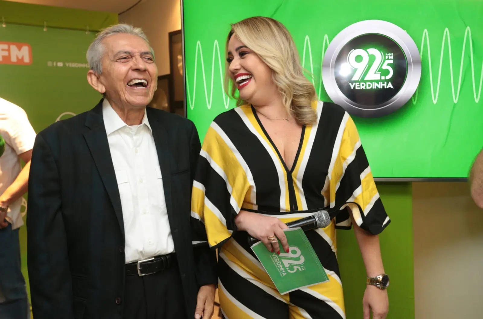 Tom Barros e Denise Santiago durante evento ao vivo de migração da Rádio Verdes Mares da frequência AM para FM, em 7 de março de 2024