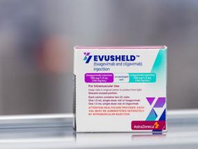 caixa do remédio evusheld em destaque