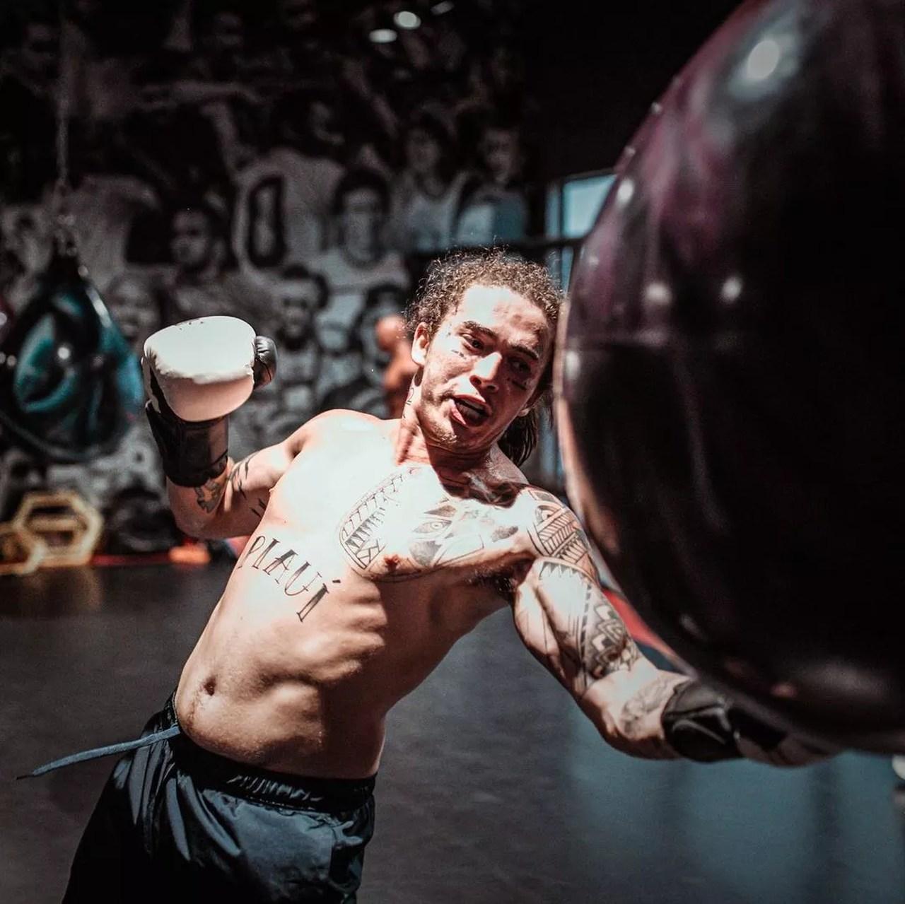 Whindersson Nunes em ação durante luta de boxe