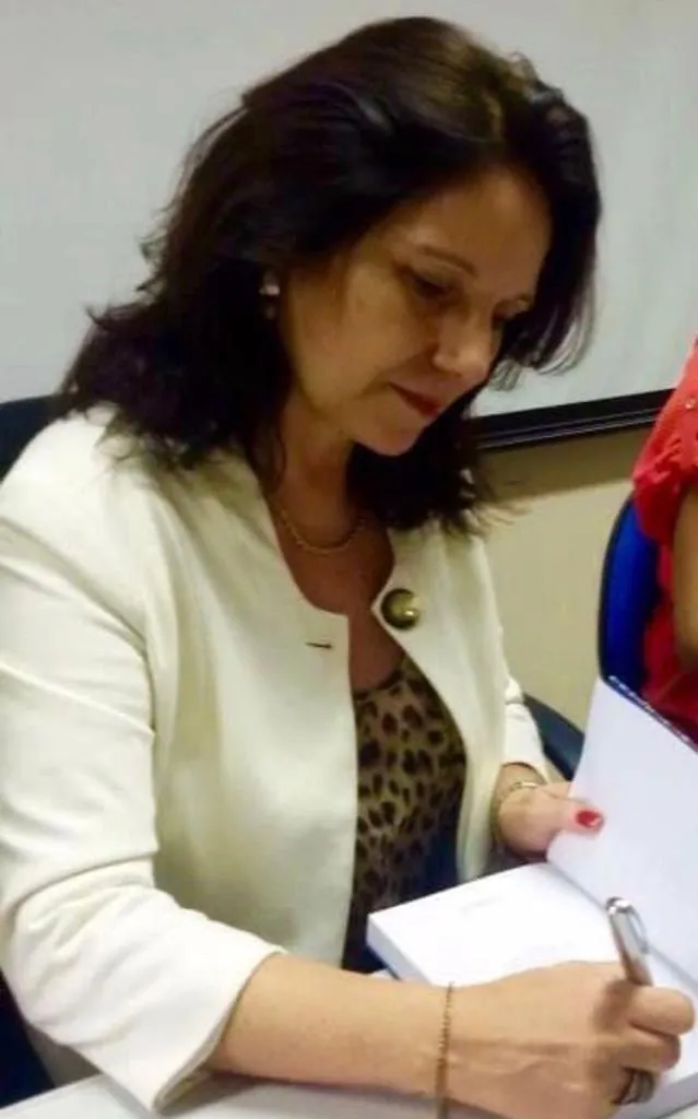 Fátima Severiano é professora e autora do livro Narcisismo e Publicidade