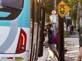 Homem pegando ônibus em Fortaleza