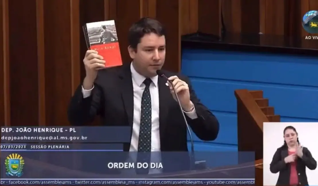 deputado levanta livro de adolf hitler durante sessão na câmara legislativa