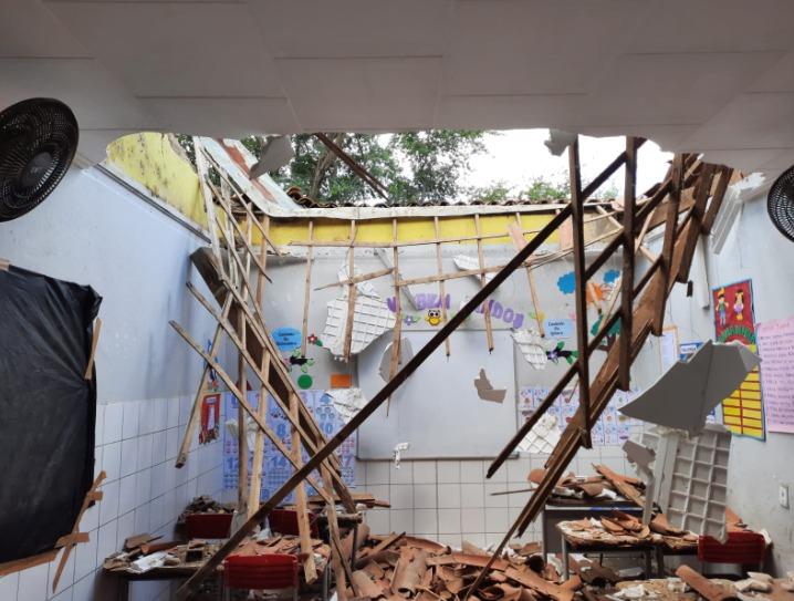 Parte de teto de sala de aula desaba, em Salitre