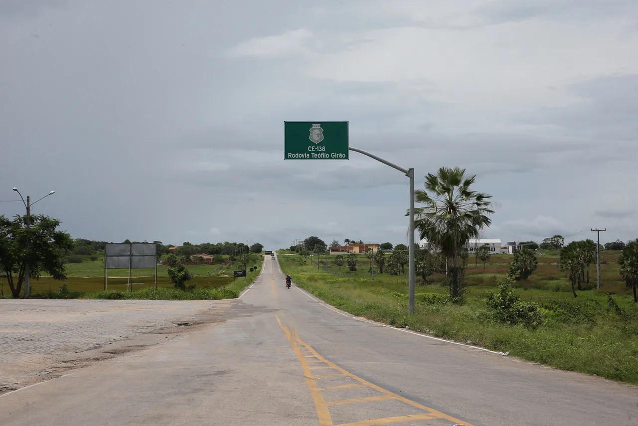 Estrada para Morada Nova, uma das cidades mais quentes do Estado