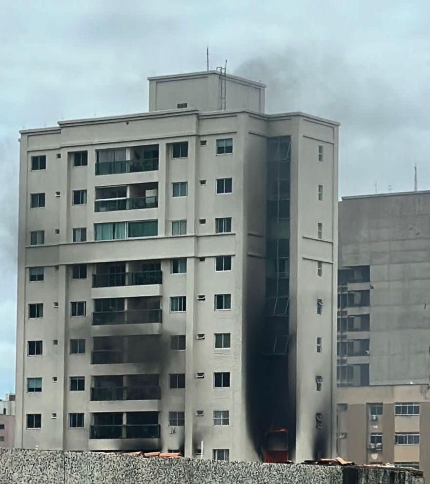 Prédio em Fortaleza é tomado por fumaça espessa