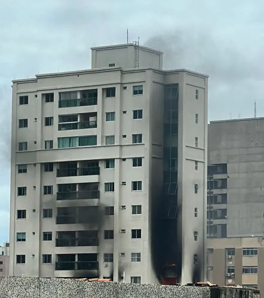 O incêndio foi registrado na manhã desta quarta-feira (8).