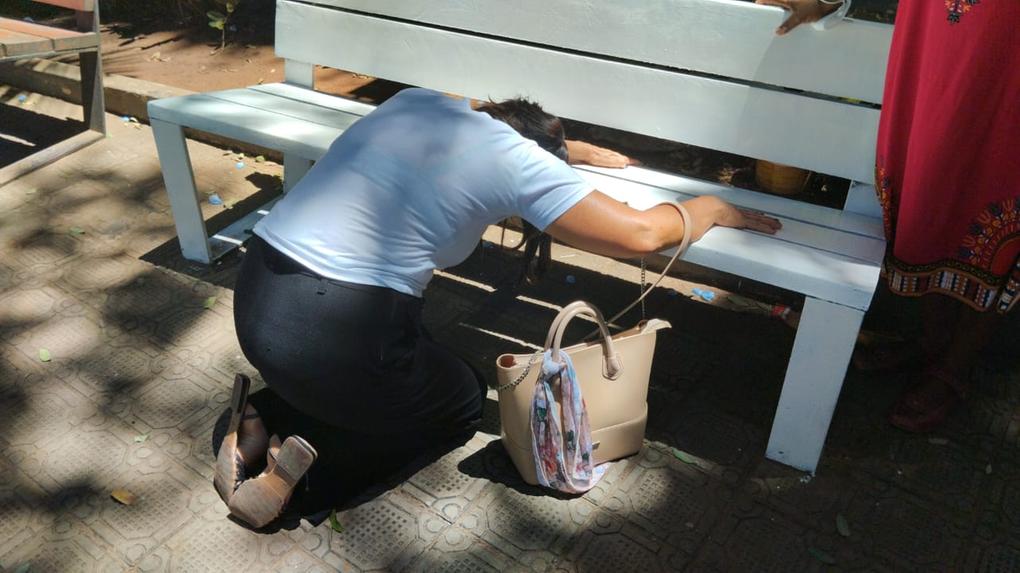 Mãe de professora morta em banco da Praça da Sé, no Crato, se emociona com revitalização de local
