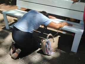 Mãe de professora morta em banco da Praça da Sé, no Crato, se emociona com revitalização de local