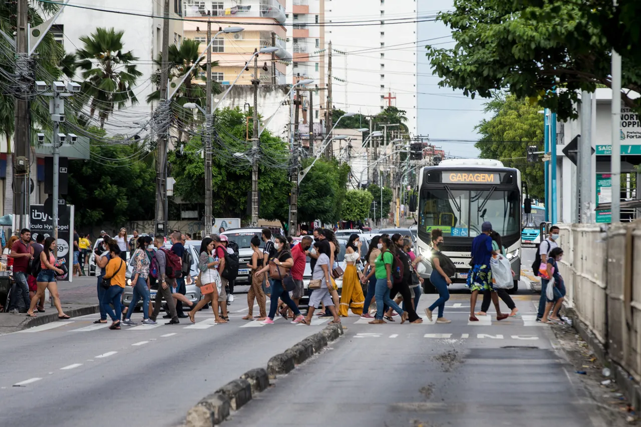 Momentos de pico registram lotações nas paradas e nos ônibus de Fortaleza