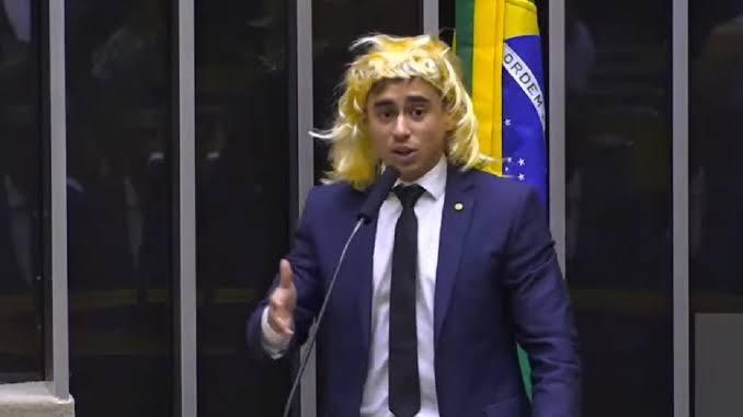Nikolas Ferreira usa peruca loira e discursa na tribuna da Câmara dos Deputados no Dia Internacional das Mulheres
