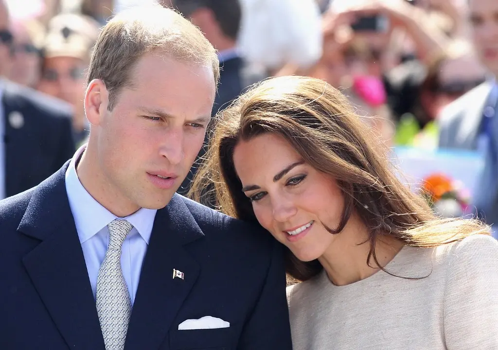 Kate encostada no ombro de William