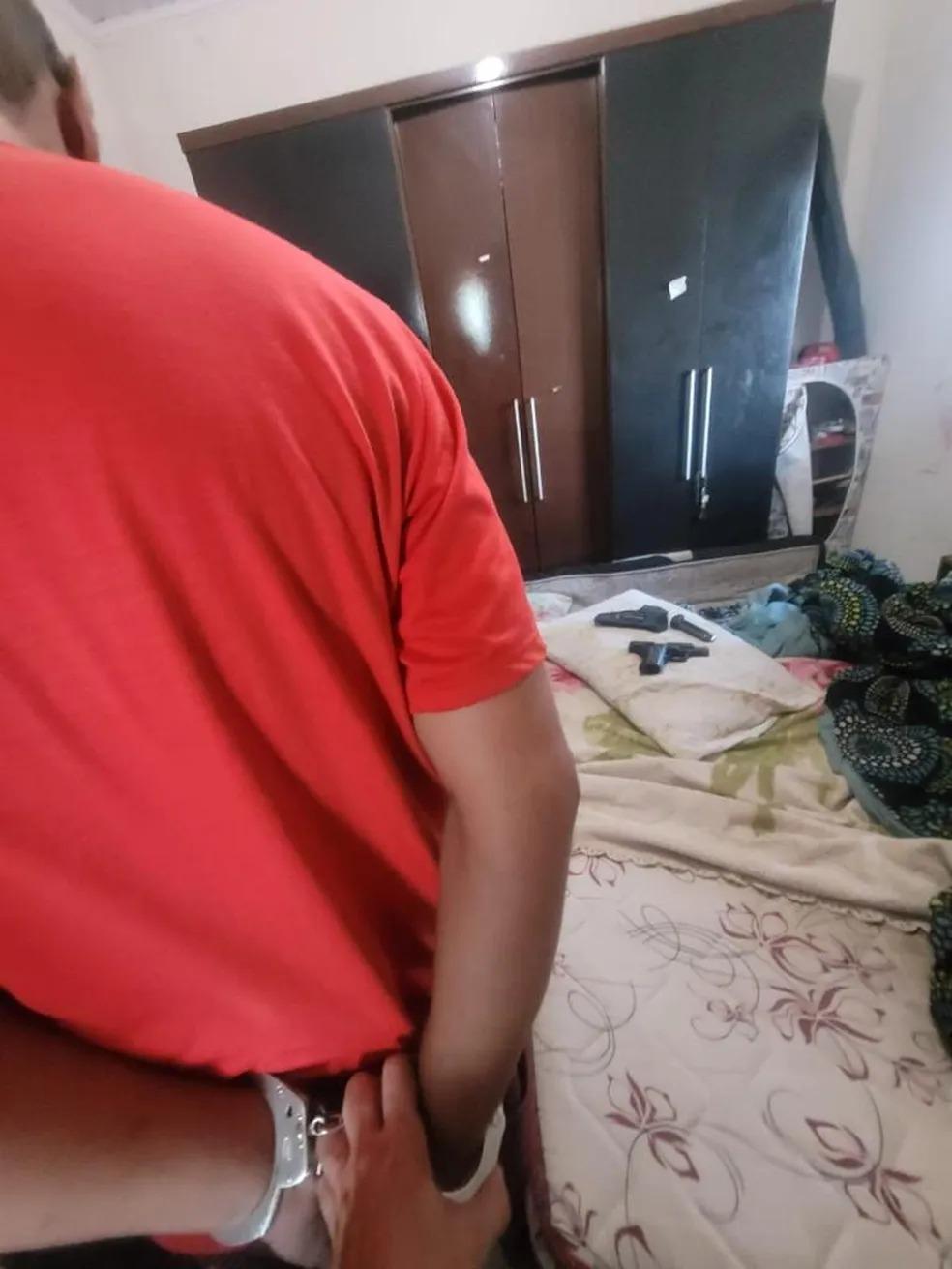 homem sendo preso em flagrante por cárcere privado. na foto, ele aparece algemado de costas